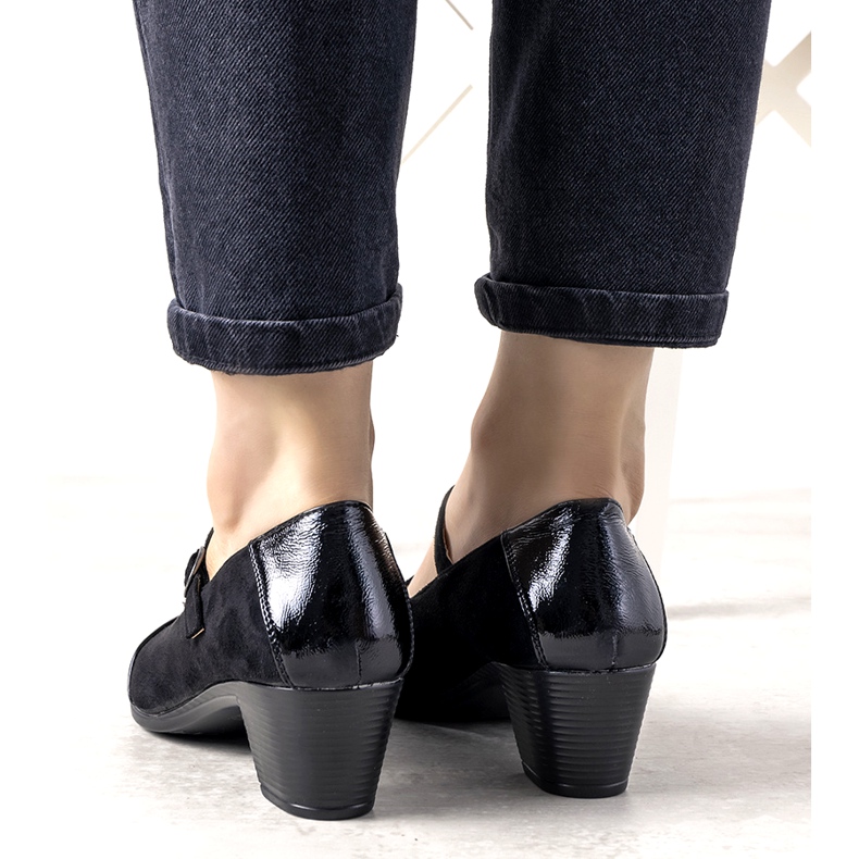 Black pumps on a pillar with a varnished Dessert toe 1