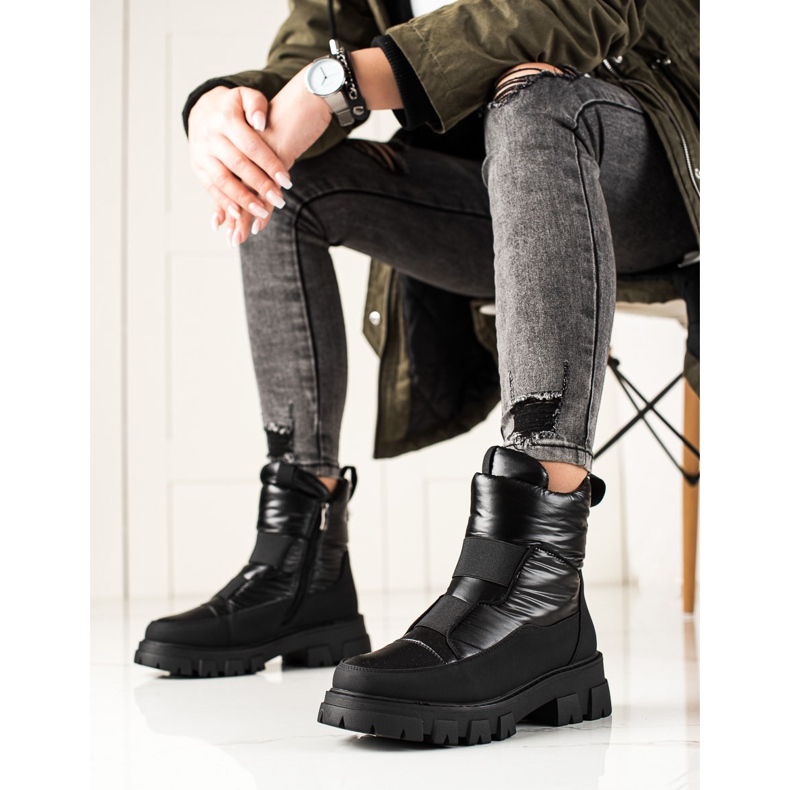 Weide Black Snow Boots On The Slider 1