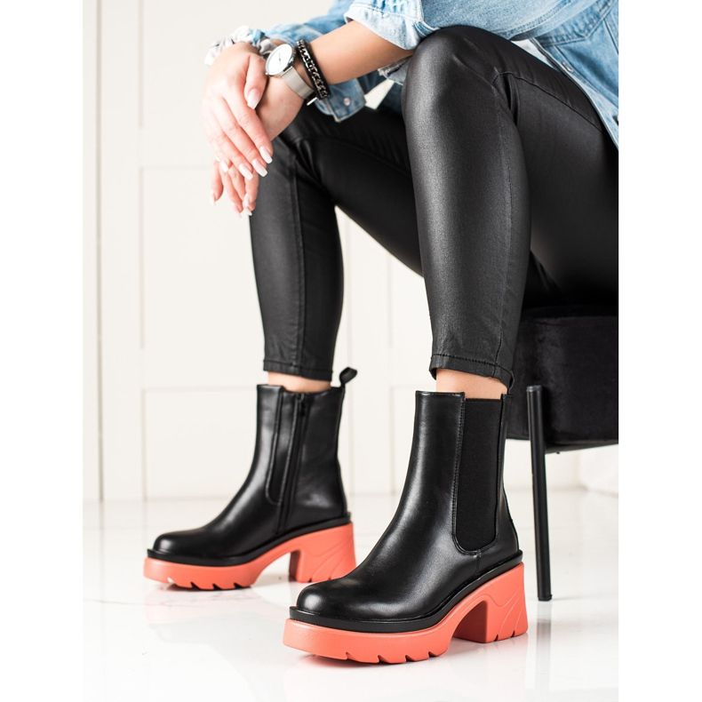 TRENDI Boots on a pink platform black 1