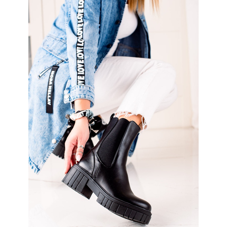 Seastar Black Boots On The Platform 2