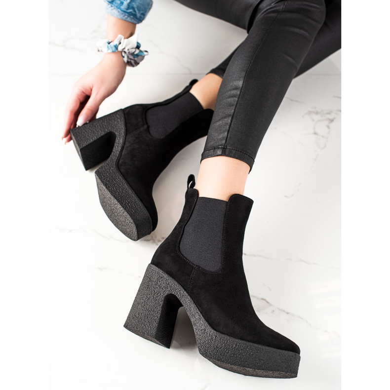 Seastar Slip-on boots on a post black 1