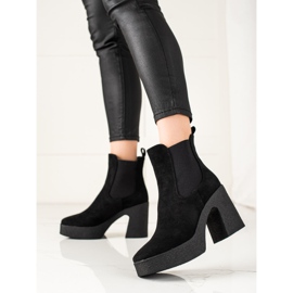 Seastar Slip-on boots on a post black 2