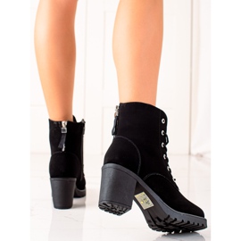 TRENDI Laced Workers On A Post black 1