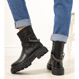 Black insulated boots with Porta chain 2