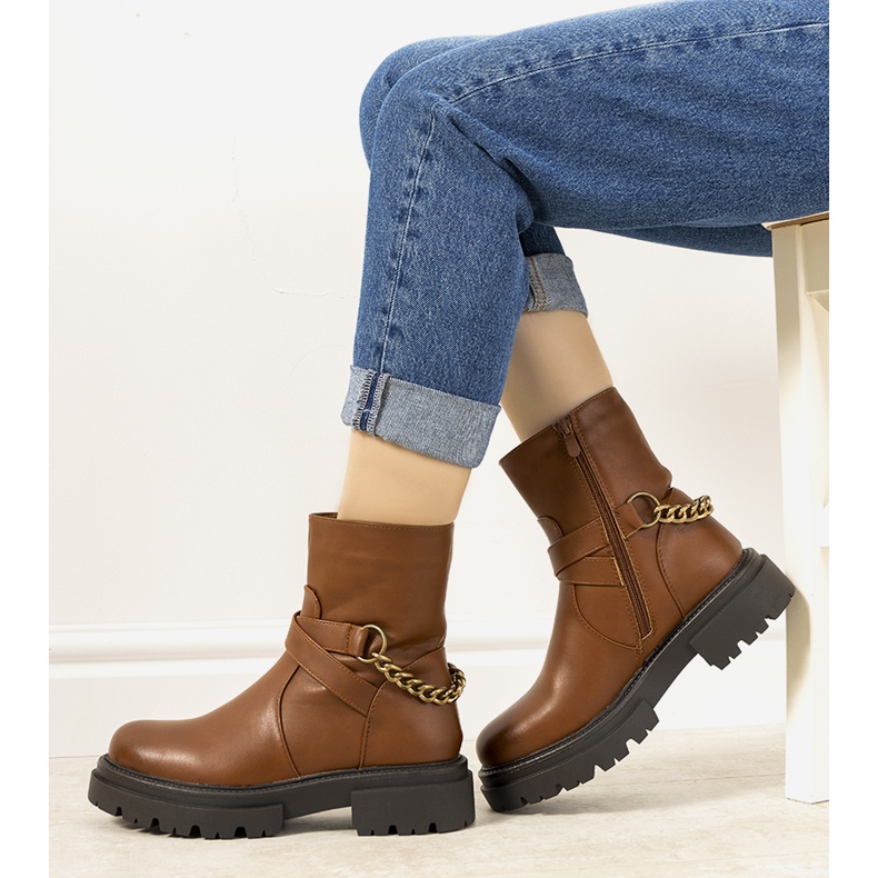 Brown insulated boots with Porta chain 1