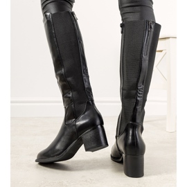 Black boots on the insulated Jurado post 1