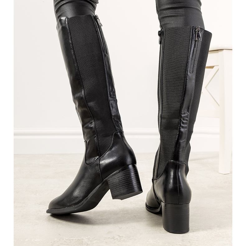 Black boots on the insulated Jurado post 1