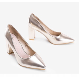 Gold metallic pumps on the Biancaa pillar golden 2