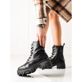 Seastar Trapper boots on the platform black 1