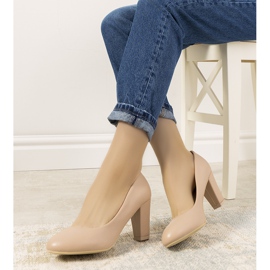 Nude pumps on the Unos post beige 1