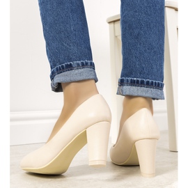 Beige pumps on the Unos post 1