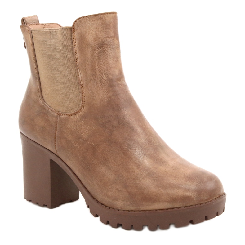 Beige boots on the Auger post brown 1