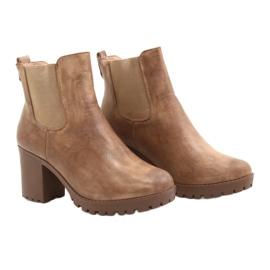 Beige boots on the Auger post brown 4