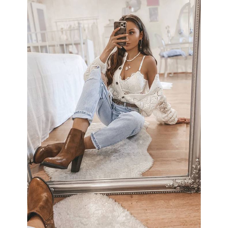 Brown ankle boots on the Zahara post 1