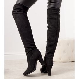 Black boots on the post of insulated Licurgo 1