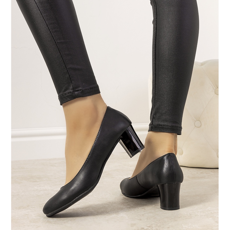 Black pumps on the Fidel post 1