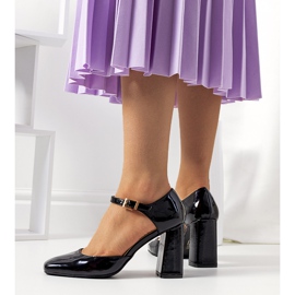 Black pumps on the Clement post 1