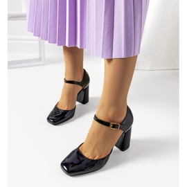 Black pumps on the Clement post 2