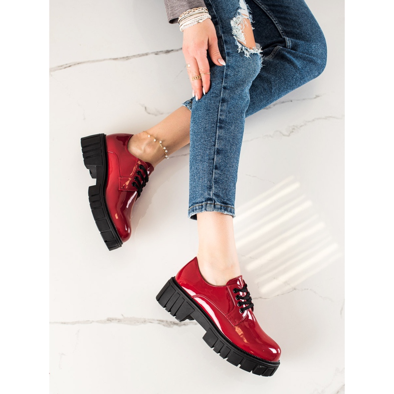 Red shoes on the La.Fi platform 1