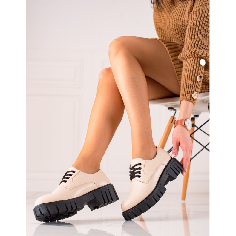 Beige shoes on the La.Fi platform 1