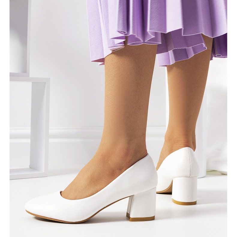 Women's white pumps from Marot ecru 1