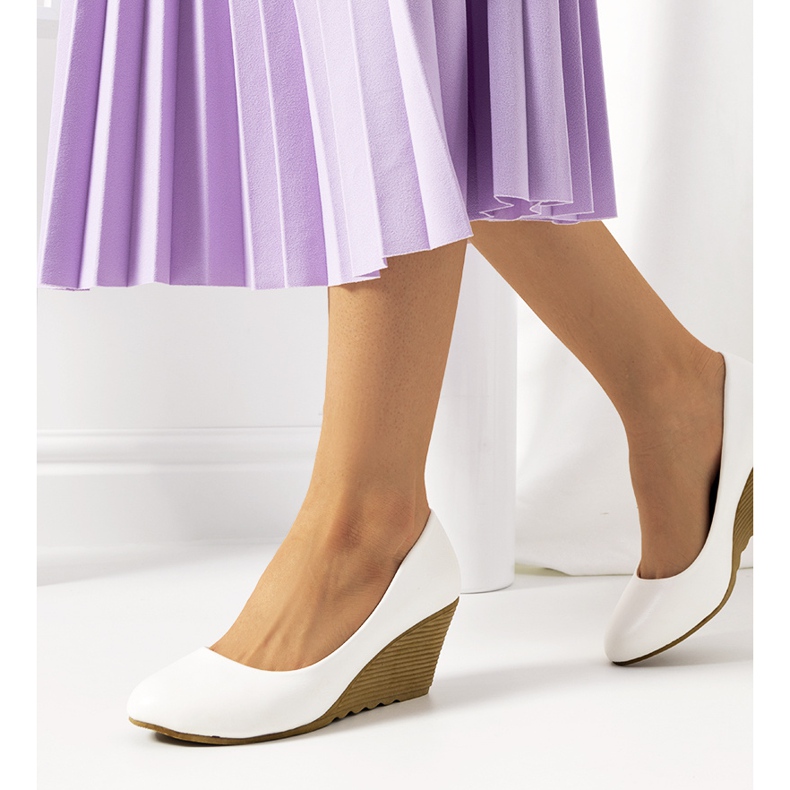 White pumps on the wedge Unies ecru 1