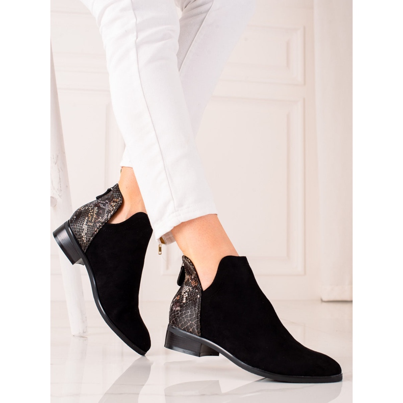 Black boots with a Vinceza cut brown 1