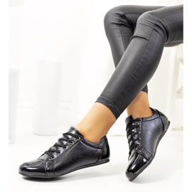 Black shoes with a varnished toe from Parady 1