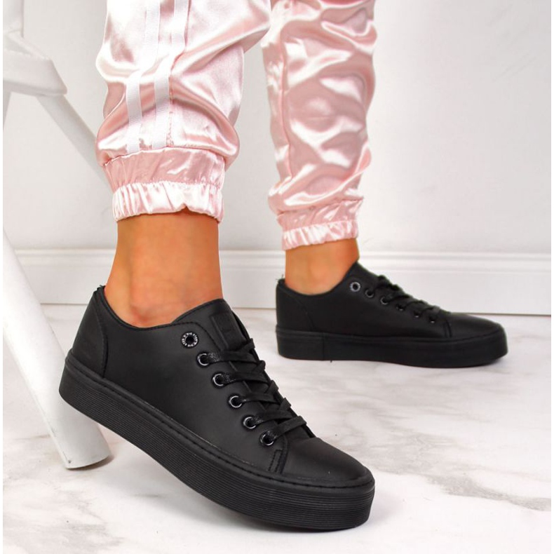 Black low-top sneakers on the Big Star W II274098 platform 2