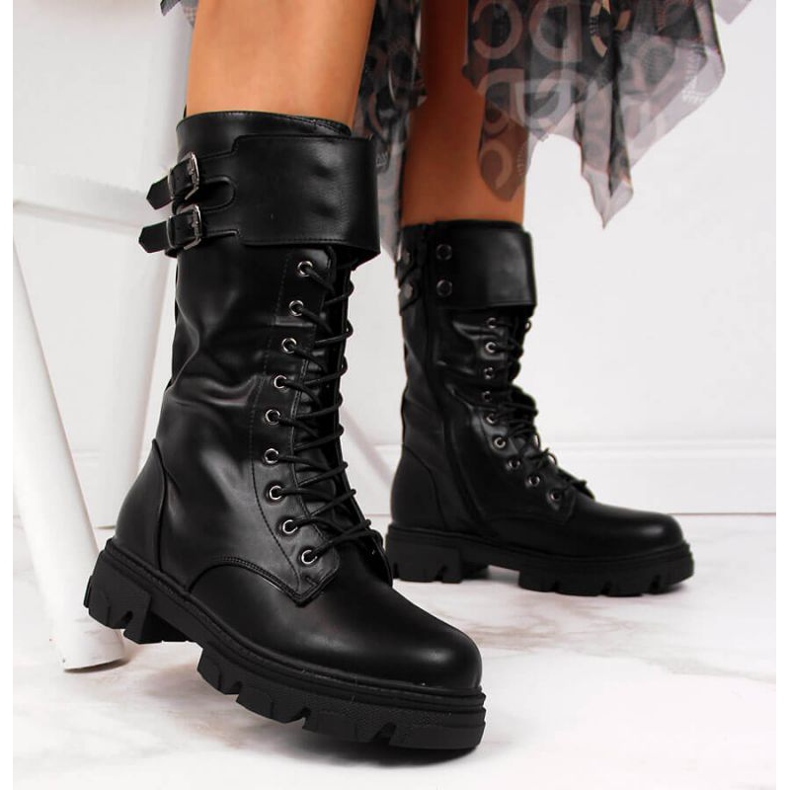 Workers insulated on the Vinceza W JAN54 platform black white 2