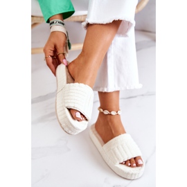 FJ1 Slippers Slippers On A Light Beige Lilly Platform 1