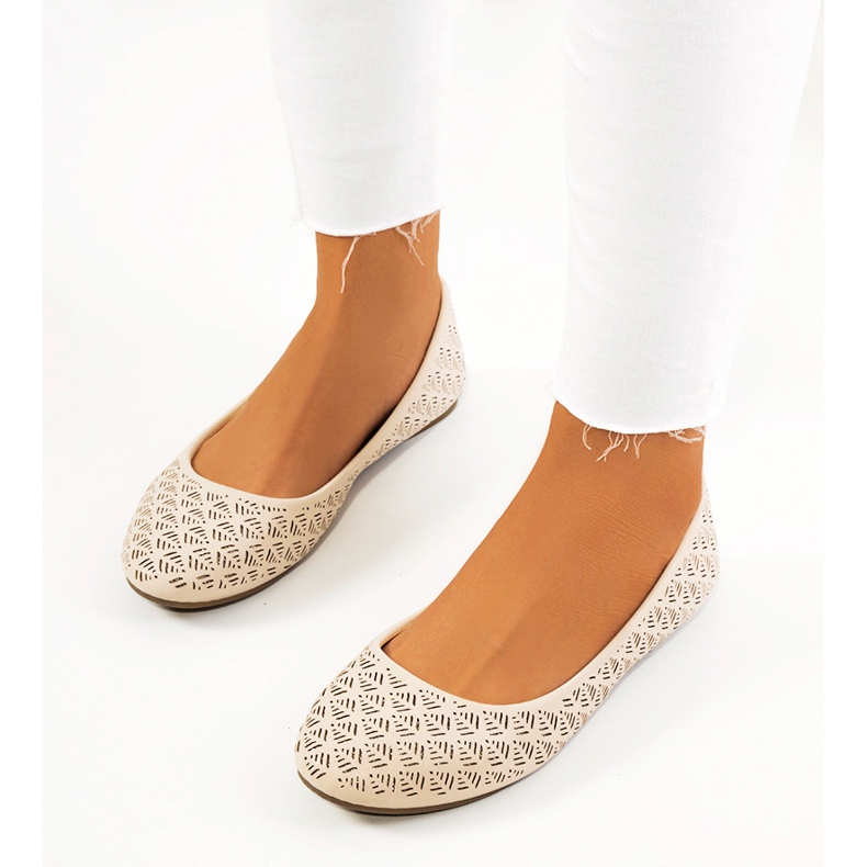 Beige ballerinas with an openwork Grie pattern 1