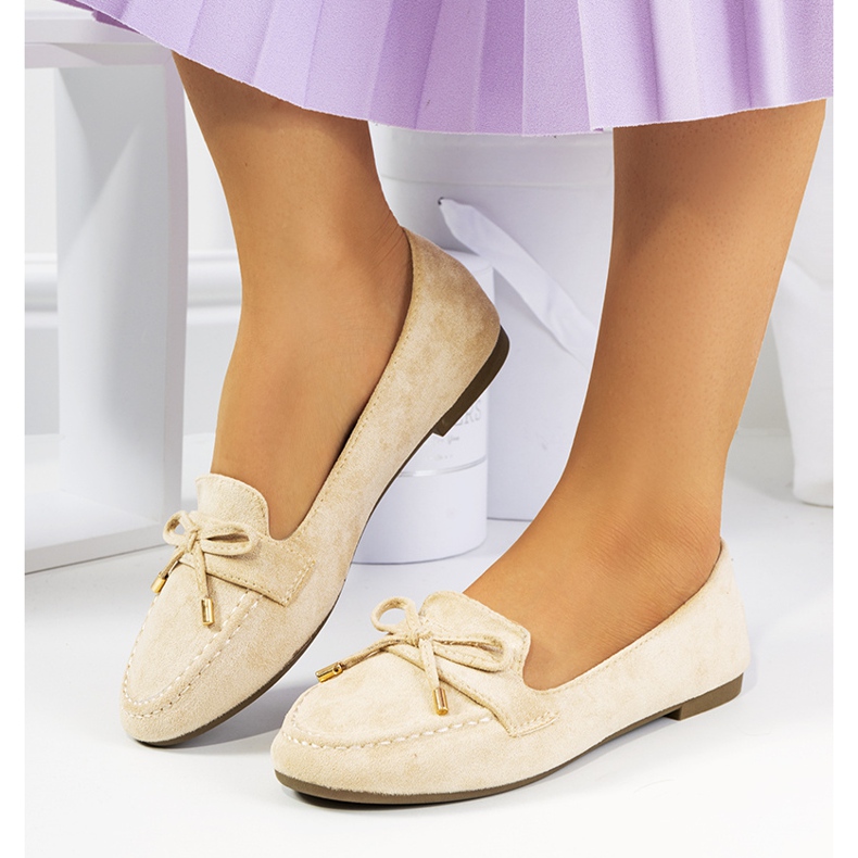 Beige moccasins with a Asselin bow 1