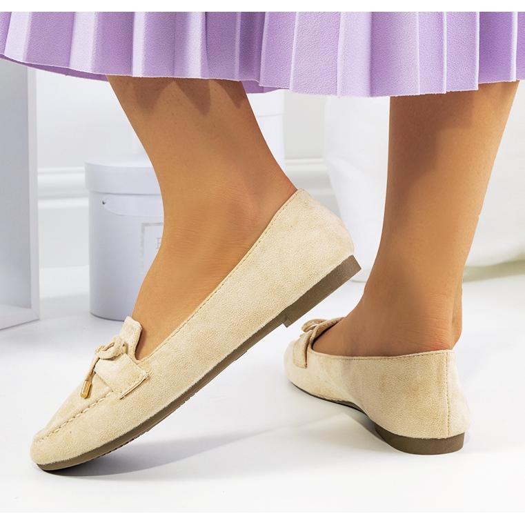 Beige moccasins with a Asselin bow 2