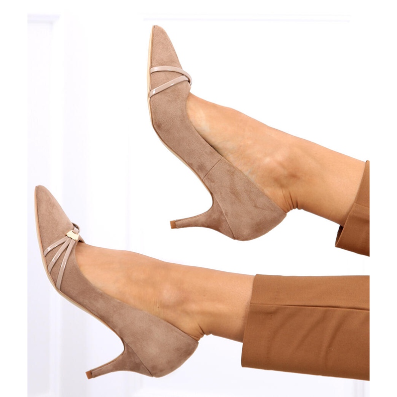 Pumps on a pin April Beige 1