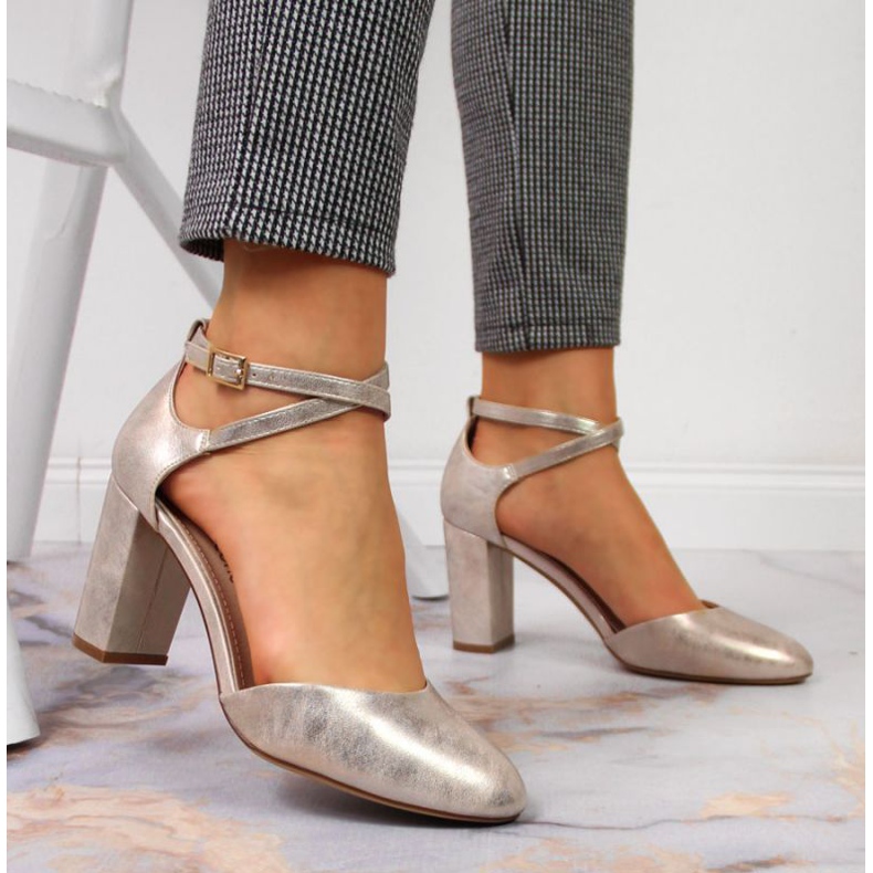 Sandals on the post of Sergio Leone W SK364A gold golden 2