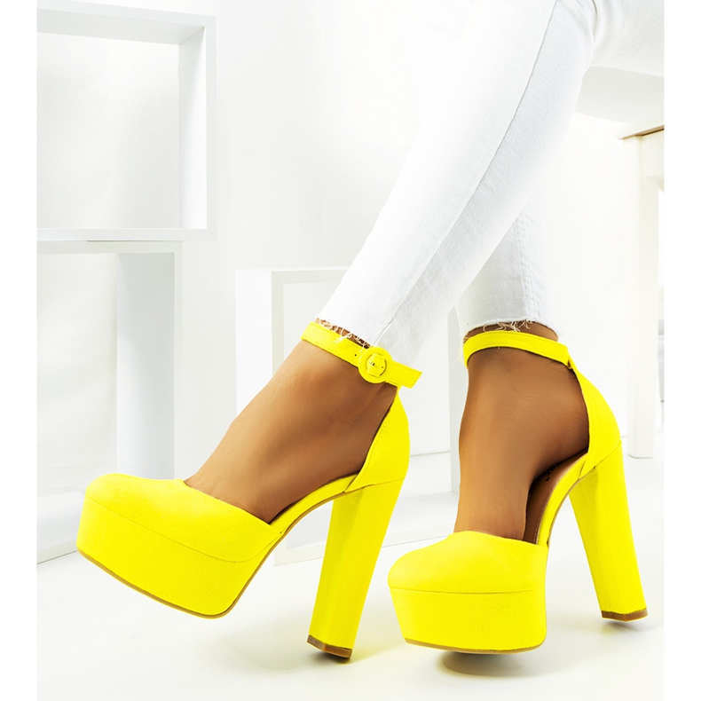 Yellow neon pumps on the Valby post 1