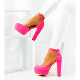 Pink neon pumps on the Valby post 1