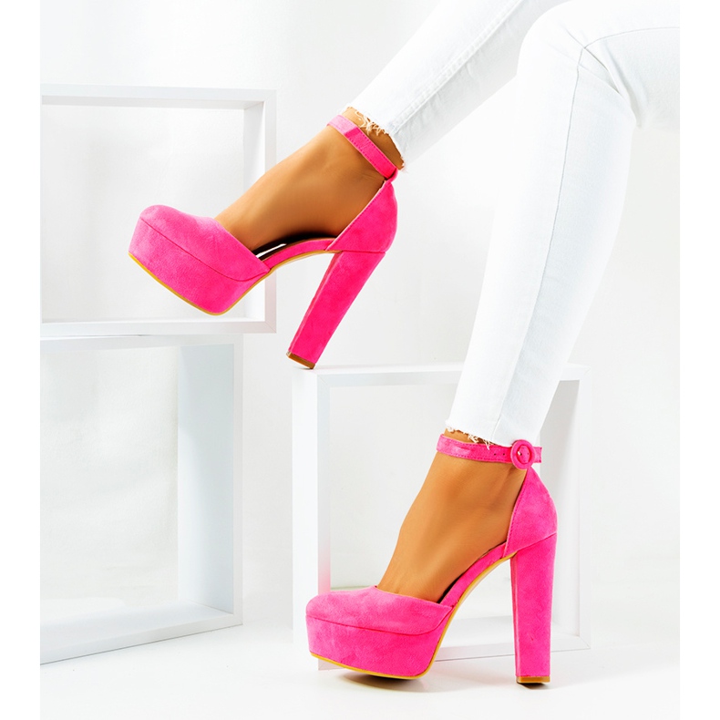 Pink neon pumps on the Valby post 1