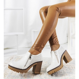 Silver shoes on the post of Noemi white 1