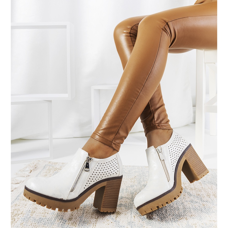 Silver shoes on the post of Noemi white 1