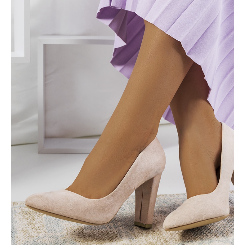 Beige pumps on the Ortiz post grey 1