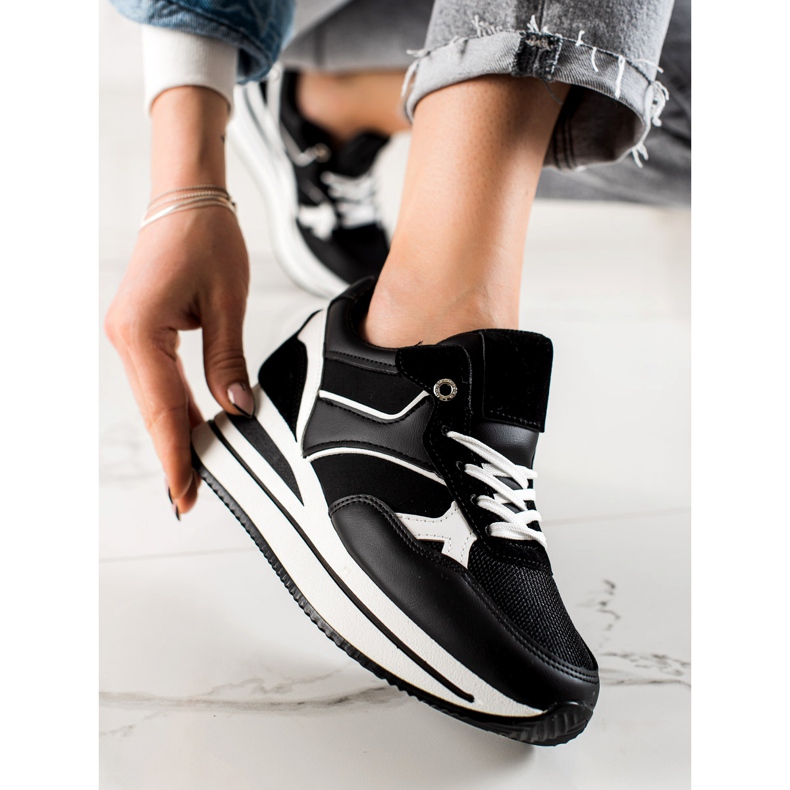 TRENDI Black Sneaks On The Platform 1