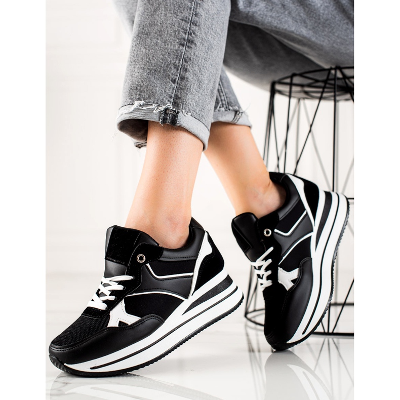 TRENDI Black Sneaks On The Platform 2