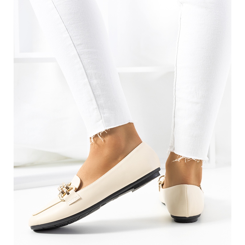 Beige loafers with Tillison chain 1