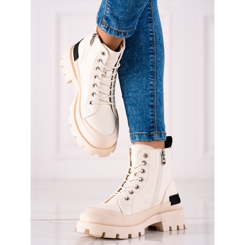 Trappers on the S. Barski platform beige 1