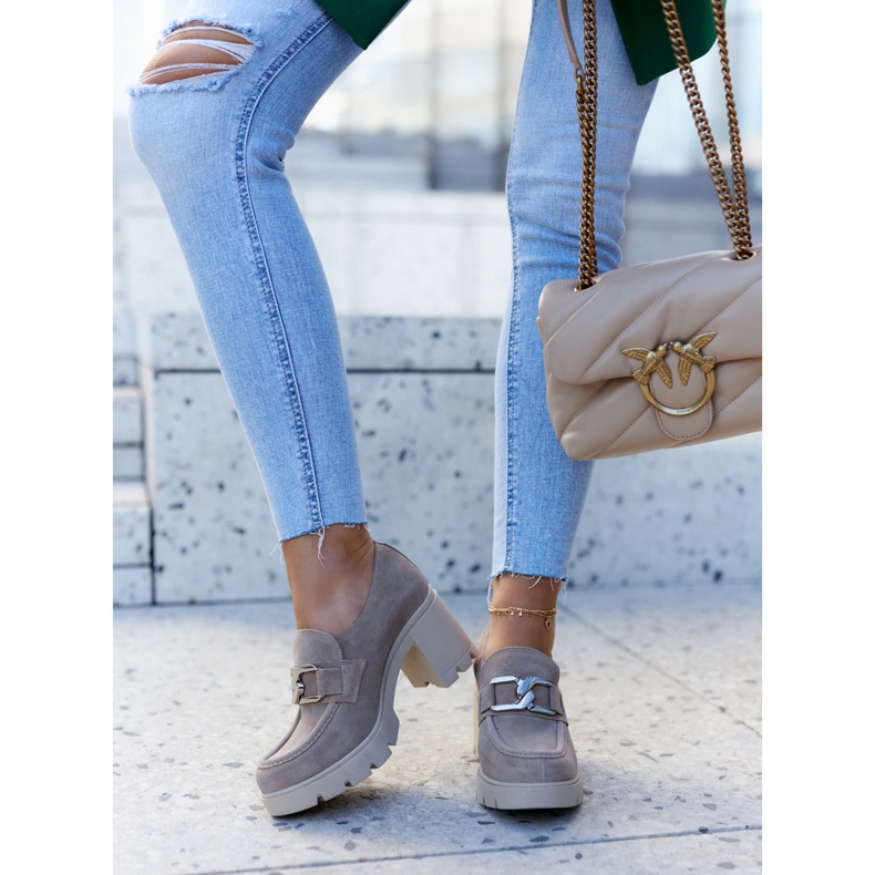 Lemar Elegant shoes on a pillar with a beige Harmell decoration 1