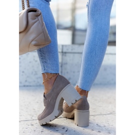Lemar Elegant shoes on a pillar with a beige Harmell decoration 2