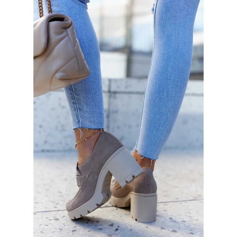 Lemar Elegant shoes on a pillar with a beige Harmell decoration 2