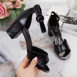 Black sandals on the Vinceza W JAN96A post 1